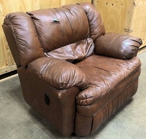 lot 17 image: Large Brown Oversized Recliner