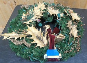 lot 31 image: Xmas plug in wreath