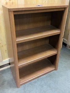 lot 228 image: 3 shelf engineered wood bookcase
