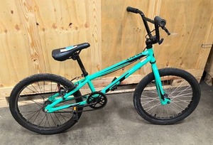 lot 37 image: Youth GT Bike