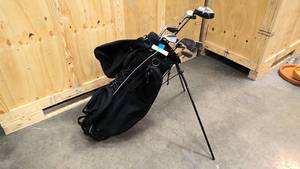 lot 71 image: Callaway Golf bag with right handed clubs and drivers