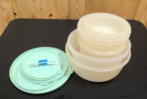 lot 87 image: 7 Tupperware containers with 5 lids
