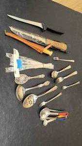 lot 98 image: Misc knifes, silverware, and measuring spoons