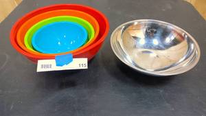lot 115 image: 4 plastic bowls and one metal bowl