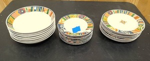 lot 118 image: Set of Majesticware bowls 7, small plates 8, and  smaller plates 8