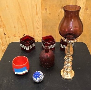 lot 143 image: Misc living room dcor