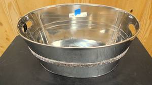 lot 173 image: Large Bevarage Tub