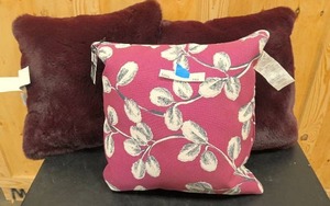 lot 190 image: Set of 3 decorative throw pillows