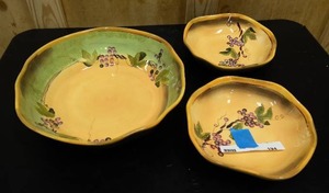 lot 194 image: Rustic Vines hand painted serving bowl, and matching pasta bowls
