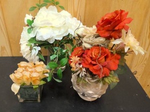 lot 197 image: 3 decorative vases with artificial flowers