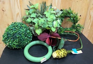 lot 198 image: Misc floral items