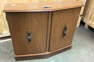 lot 223 image: Vintage Ethan Allen Heirloom Nutmeg Maple Cabinet