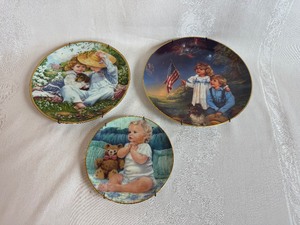 lot 73 image: Vintage Collectible Plates - Sandra Kuck Limited Edition A Time to Love and Star Spangled Sky with Babys First Word by Abbie Williams Plate