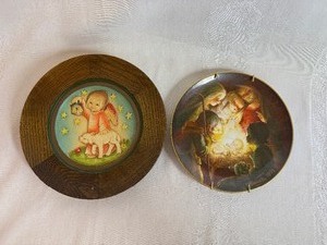 lot 74 image: Vintage ANRI Juan Ferrandiz Limited Edition Christmas Plates 1978  Leading the Way and 1972 Christmas