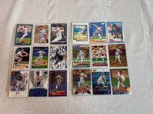 lot 105 image: Greg Maddux Trading Cards - 18 Different Cards