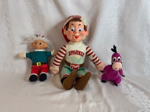 lot 121 image: Vintage Plush Toys - 1983 7UP Sparkly Elf, 1980s Christmas Troll 12 and 1990s Dino from the Flintstones