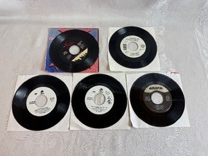 lot 126 image: 45 RPM Records - Celine Dion, Diana Ross, Madona, Whitney Houston (5 records)