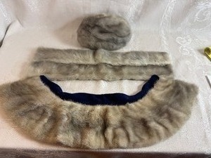 lot 204 image: Vintage Fur Collars and Hat