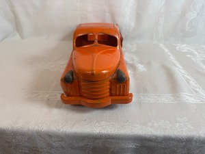 lot 120 image: Vintage 1950s Structo Orange Pressed Steel Flat Bed Tow Truck