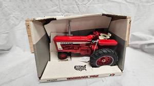 lot 246 image: 116 Farmall 706 Tractor