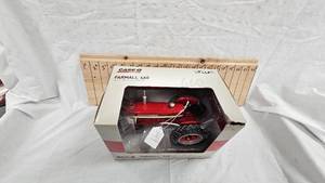 lot 249 image: 116 Farmall 460 Tractor