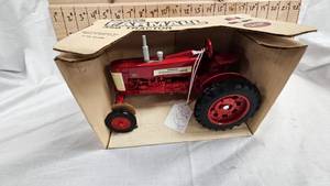 lot 252 image: 116 Farmall 350 Tractor