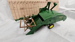 lot 256 image: 116 John Deere 12A Combine