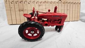 lot 262 image: 116 Farmall M