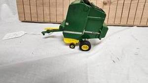 lot 267 image: 590 John Deere Round Bailer