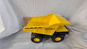 lot 272 image: Tonka Dump Truck