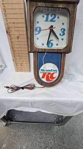 lot 372 image: RC Cola Lighted Clock-Works Great