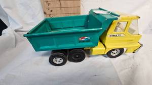 lot 393 image: Structo Hydraulic Dump Truck