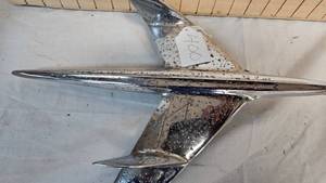 lot 400 image: 15x9 1955 Chevy hood Ornament