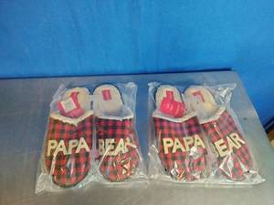 lot 38 image: 2 Pair Mens Classic Papa Bear Slipper - Size 910