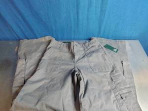 lot 49 image: Wild Fable Mid-rise cargo pants with a 31.5-inch inseam. - Size Small