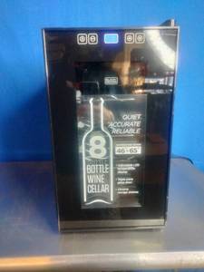 lot 22 image: Black  Decker 8 Bottle Capacity Wine Cellar