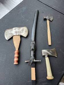 lot 76 image: 1 Vintage Sword with Sheath - 3 Axes