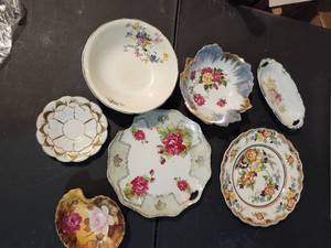 lot 80 image: 7 Vintage dishes