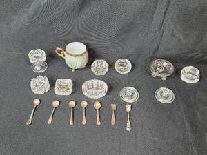 lot 29 image: Collection of Sterling Silver Salt Spoons and Cambridge Crystal Salt Cellars - some with lids