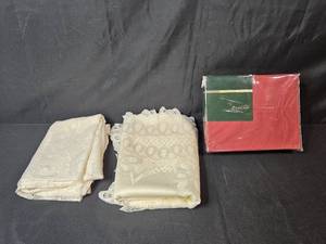 lot 31 image: Marshall Fields Full Sheet Set New in Orig Pkg and 2 Lace Table Runners