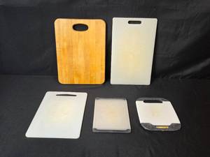 lot 38 image: Set of 5 Cutting Boards Wood and Plastic Assorted Sizes