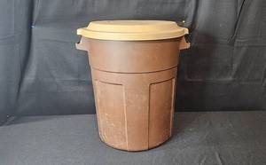lot 85 image: Rubbermaid Roughneck Brown Plastic Trash Can with Lid