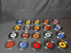 lot 171 image: Collection of Vintage 45 RPM Vinyl Records - Motown, Beach Boys, Soul & More - in case records have no covers