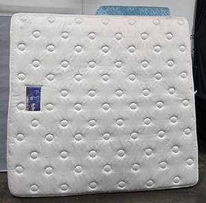 lot 184 image: Serta King Mattress with Headboard and Bed Frame