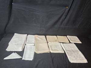 lot 203 image: Assorted Vintage Linen Napkins and Doilies Collection