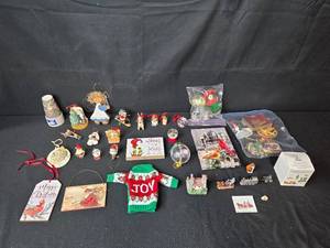 lot 207 image: Vintage Holiday Christmas Ornament and Decor Collection