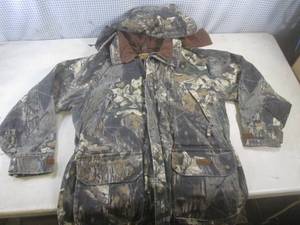 lot 18 image: (BR1) Cabelas Camo Coat with Remov...