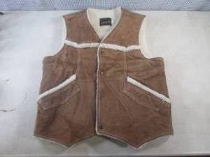 lot 24 image: (BR1) JCPenny Leather Lined Vest Si...