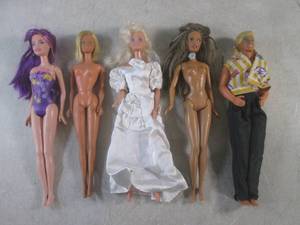 lot 136 image: (CS) 4 Barbie Dolls 1 Ken Doll...