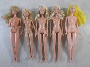 lot 137 image: (CS) 5 Barbie Dolls...